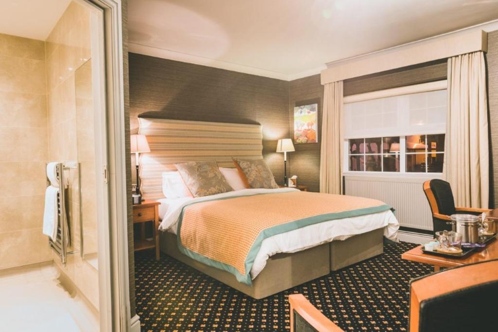 The Bear, Cowbridge Hotell Exteriör bild