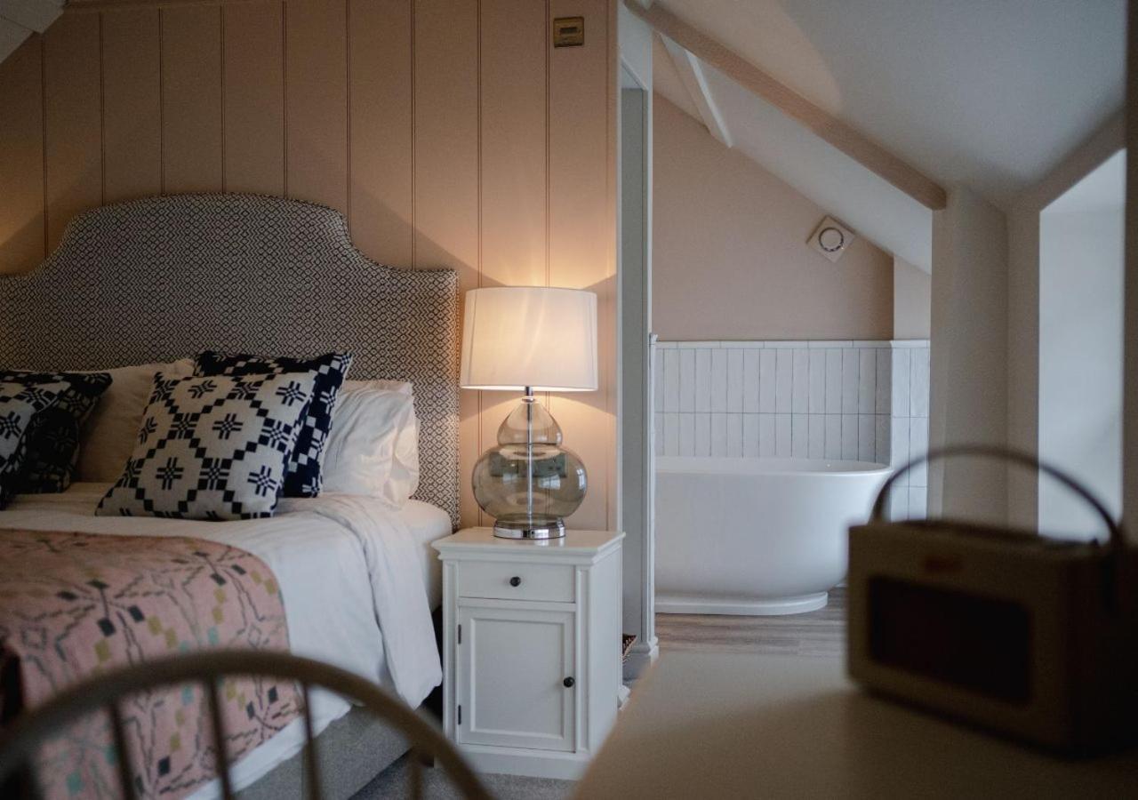 The Bear, Cowbridge Hotell Exteriör bild
