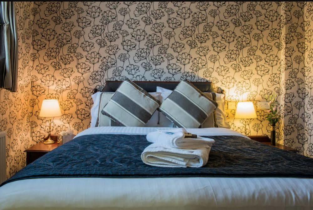 The Bear, Cowbridge Hotell Exteriör bild