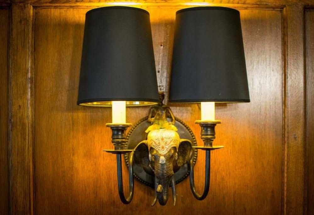 The Bear, Cowbridge Hotell Exteriör bild